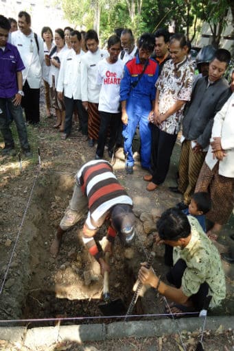 Excavation of a Dutch bunker in Surakarta, Jakarta Post 20120827