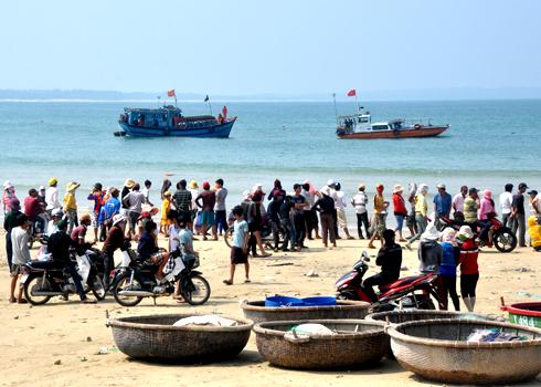 Fishermen at the shore near the Bin Chau shipwreck in Quang Ngai Province, Vietnam Net 20121015