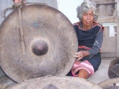 Y Geu and her gongs. Tuoi Tre News, 20121009