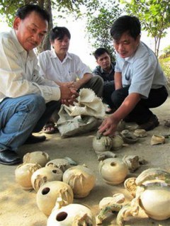 Ceramics discovered in Hong Linh Town. Tuoi Tre News, 20121018