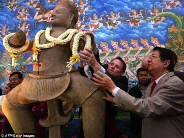 Deputy Prime Minister Sok An and US diplomat Jeff Daigle welcoming the returning statues. Daily Mail 20140603