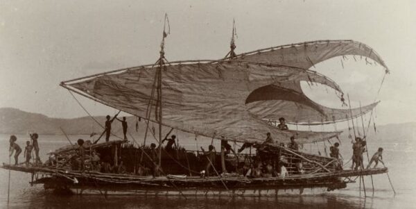 A Motu trading ship with its characteristic crab claw shaped sails. Taken in the period 1903-1904. Source: Trustees of The British Museum, CC BY-NC-SA 