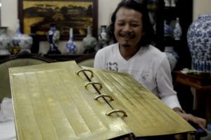 Collector Cao Xuan Truong with the gold book of King Thien Tri, VietnamNet 20120225