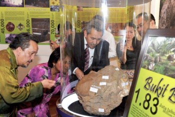 Guests at the Universiti Sains Malaysia Archaeology Gallery, The Sun 20120404