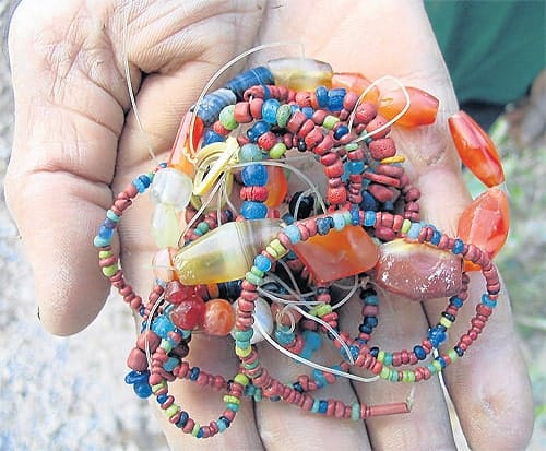 Looted beads from Chumphon province, Bangkok Post 20121208