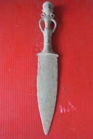 Bronze dagger from Ha Tinh Province, Nhan Dan 20130402