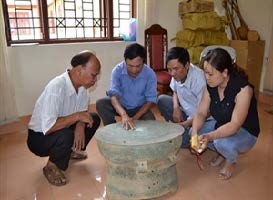 Archaeologists discuss the newly-found bronze drum from northern province of Bac Kan. Source: Saigon Giai Phong 20130708