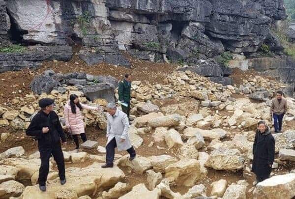 Scientists search the Xuan Dai Mountain site. They have uncovered big stones that served as Thong Pagoda’s foundation. Source: Vietnam Plus 20190305